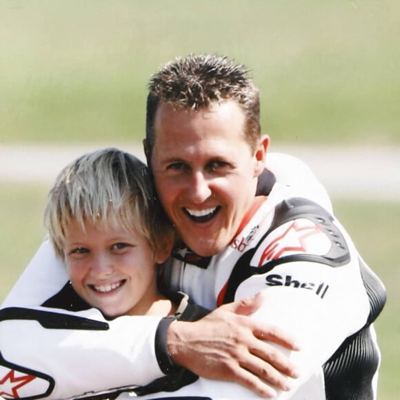 Archives - Michael et son fils Mick Schumacher sur une moto à Oschersleben en Allemagne le 1 août 2008
