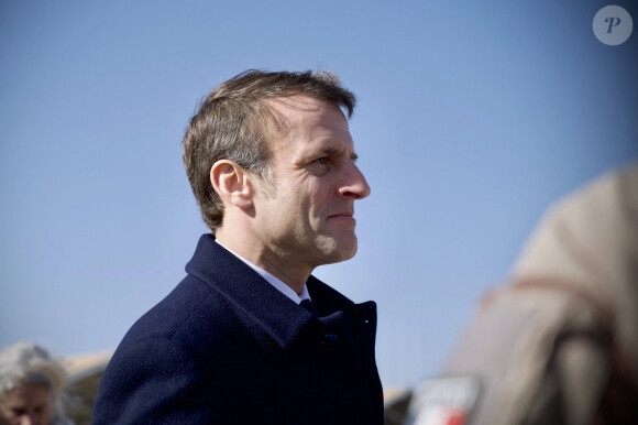 Le président français Emmanuel Macron visite la base aérienne Prince Hassan (H5) de la Royal Jordanian Air Force, à environ 117 kilomètres au nord-ouest de la capitale Amman, lors de son voyage officiel de deux jours en Jordanie, le 22 décembre 2023.