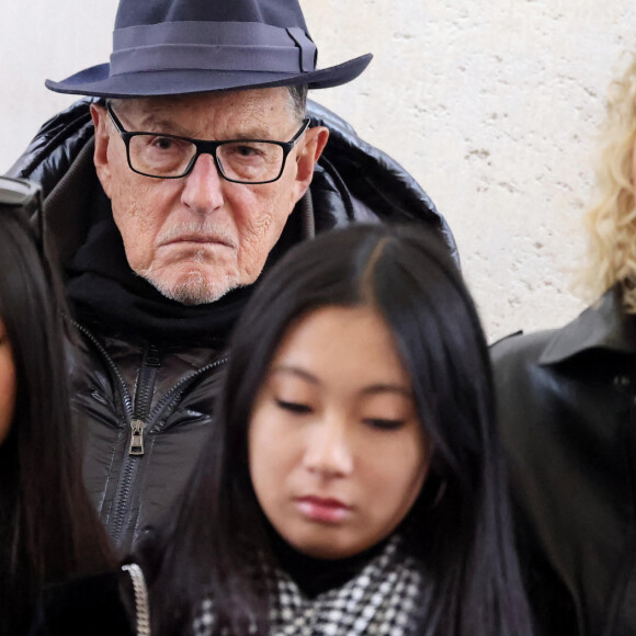 Laeticia Hallyday, ses filles Joy et Jade, Jean-Claude Camus lors de l'inauguration d'une plaque commémorative en hommage à Johnny Hallyday devant l'immeuble où le chanteur français a grandi dans le 9ème arrondissement de Paris, France, le 22 décembre 2023. © Dominique Jacovides/Bestimage