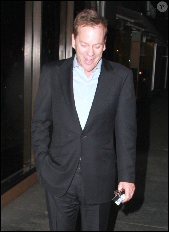 Kiefer Sutherland à sa sortie du restaurant Madeo de West Hollywood, à Los Angeles, le 12 mars 2010.