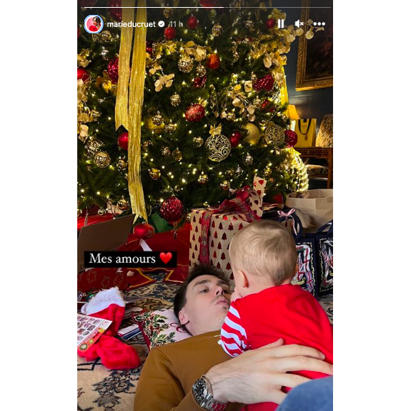 Victoire est bel et bien une source de bonheur intense pour son papa et elle sera jusqu'au bout, on n'en doute pas !
Louis Ducruet et sa fille Victoire pour Noël