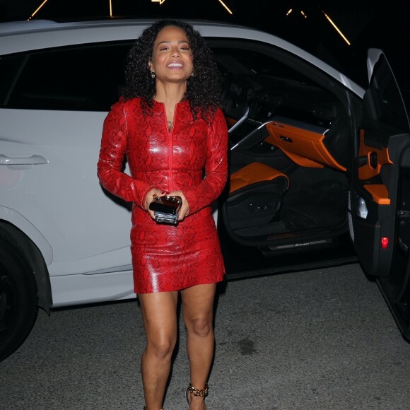 Christina Milian dîne dans un restaurant de Los Angeles avec son mari Matt Pokora dans une robe rouge.