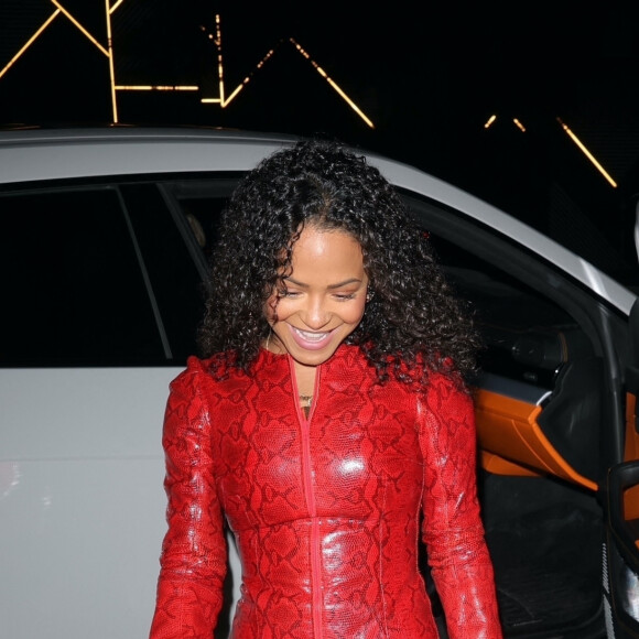 Un dîner en amoureux qui semblait faire plaisir à la jeune femme. 
Christina Milian dîne dans un restaurant de Los Angeles avec son mari Matt Pokora dans une robe rouge.