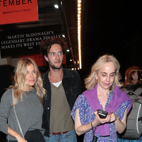 Il s'agit d'une petite fille.
Sienna Miller à Convent Garden à Londres.