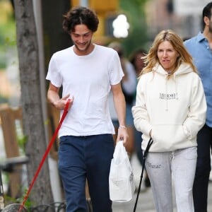 Exclusif - Sienna Miller et son compagnon Oli Green promènent leur chien à New York le 30 mai 2023.