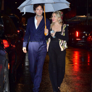 Sienna Miller et son petit ami Oli Green quittent le "Pre-Met Gala Dinner" chez Anna Wintour à New York, États-Unis le 30 Avril 2023.