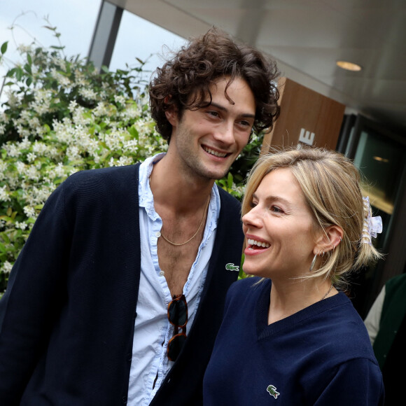 Sienna Miller et son compagnon Oli Green au village lors des Internationaux de France de Tennis de Roland Garros 2022 à Paris, le 5 juin 2022. © Dominique Jacovides/Bestimage