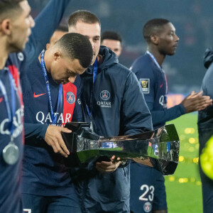 Après la rencontre, les joueurs parisiens ont pu soulever le trophée
 
Kylian Mbappe (Paris SG) - Trophée des Champions entre le PSG et Toulouse (2-0) au Parc des Princes à Paris le 3 janvier 2024.