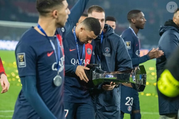 Après la rencontre, les joueurs parisiens ont pu soulever le trophée
 
Kylian Mbappe (Paris SG) - Trophée des Champions entre le PSG et Toulouse (2-0) au Parc des Princes à Paris le 3 janvier 2024.
