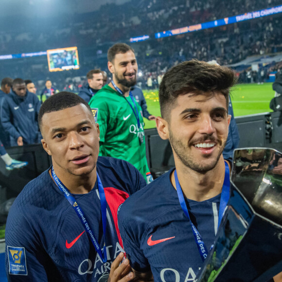 Une attitude louable de la part de Kylian Mbappé, qui voulait célébrer avec ses coéquipiers
 
Kylian Mbappe (Paris SG) Lucas Beraldo (Paris SG) - Trophée des Champions entre le PSG et Toulouse (2-0) au Parc des Princes à Paris le 3 janvier 2024.