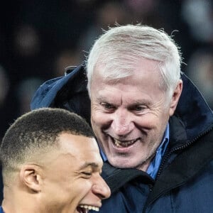 Kylian Mbappé et Luis Fernandez - Trophée des Champions entre le PSG et Toulouse (2-0) au Parc des Princes à Paris le 3 janvier 2024. © Cyril Moreau/Bestimage