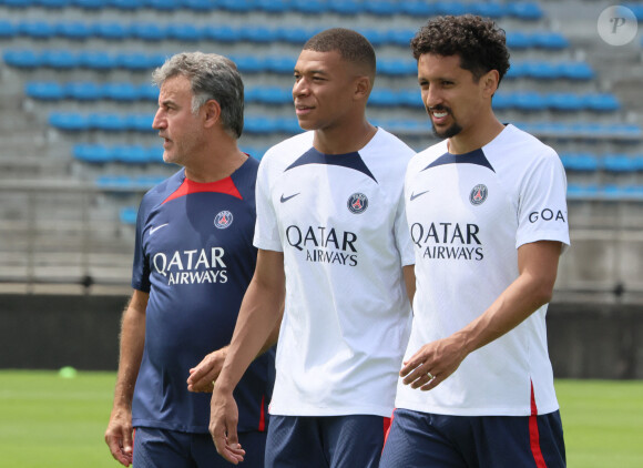 Le Français voulait récupérer le trophée alors que le Brésilien répondait aux questions des médias
 
Les joueurs du PSG s'amusent avec des enfants sur le terrain de rugby Prince Chichibu à Tokyo, le 18 juillet 2022. Le Paris Saint-Germain va jouer plusieur smatchs amicaux contre les équipes Kawasaki Frontale, Urawa Reds et Gamba Osaka, dans le cadre de leur tournée au Japon.