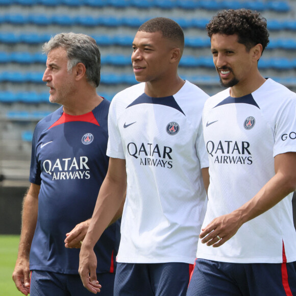 Le Français voulait récupérer le trophée alors que le Brésilien répondait aux questions des médias
 
Les joueurs du PSG s'amusent avec des enfants sur le terrain de rugby Prince Chichibu à Tokyo, le 18 juillet 2022. Le Paris Saint-Germain va jouer plusieur smatchs amicaux contre les équipes Kawasaki Frontale, Urawa Reds et Gamba Osaka, dans le cadre de leur tournée au Japon.