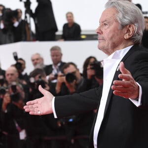 Alain Delon - Montée des marches du film "A Hidden Life" lors du 72ème Festival International du Film de Cannes, le 19 mai 2019.