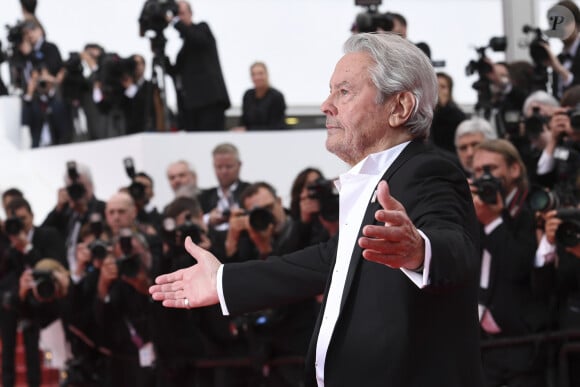 Alain Delon - Montée des marches du film "A Hidden Life" lors du 72ème Festival International du Film de Cannes, le 19 mai 2019.