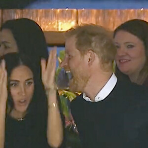 Le prince Harry, duc de Sussex et Meghan Markle, duchesse de Sussex, assistent au match de hockey des Canucks de Vancouver, Colombie-Britannique, Canada, le 20 novembre 2023. Harry a effectué la mise au jeu cérémonielle, puis le couple a regardé le match depuis la loge des propriétaires. 