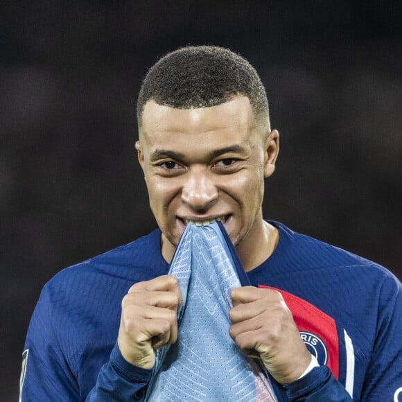 "Ce sont des choses tellement simples et qui étaient des corvées quand j'étais petit, quand mon père me disait : 'va chercher ça'. Je paierai tellement cher maintenant pour faire ce genre de choses"
Kylian Mbappé - Trophée des Champions entre le PSG et Toulouse (2-0) au Parc des Princes à Paris le 3 janvier 2024. © Cyril Moreau/Bestimage 