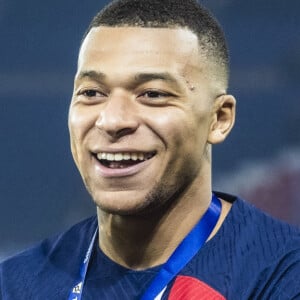 Meilleur buteur de l'histoire du Paris Saint-Germain, le footballeur se satisfait amplement de sa carrière et de sa popularité mais a admis qu'il regrettait de ne plus pouvoir avoir une vie "normale". 
Kylian Mbappé - Trophée des Champions entre le PSG et Toulouse (2-0) au Parc des Princes à Paris