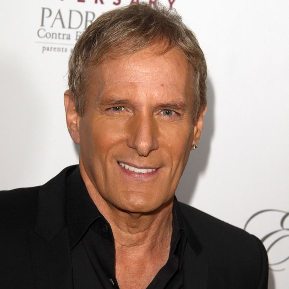 Diagnostiqué un peu avant les fêtes, l'artiste de 70 ans a tenu à rassurer ses fans mais a annoncé qu'il était dans l'obligation de reporter plusieurs concerts
Michael Bolton - Soirée de gala "El Sueno De Esperanza 2015" pour l'association "Padres Contra el Cancer" à Los Angeles, le 17 septembre 2015. 