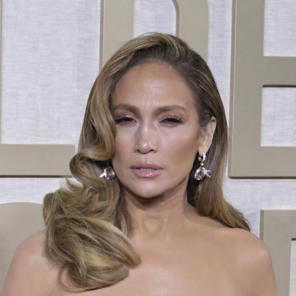 Jennifer Lopez - Photocall de la 81ème cérémonie des Golden Globes au Beverly Hilton à Los Angeles le 7 janvier 2024.