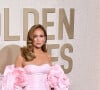 Qu'à cela ne tienne. L'artiste de 54 ans a charmé les foules dans une délicieuse robe création Nicole + Felicia.
Jennifer Lopez - Photocall de la 81ème cérémonie des Golden Globes au Beverly Hilton à Los Angeles le 7 janvier 2024.