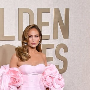 Qu'à cela ne tienne. L'artiste de 54 ans a charmé les foules dans une délicieuse robe création Nicole + Felicia.
Jennifer Lopez - Photocall de la 81ème cérémonie des Golden Globes au Beverly Hilton à Los Angeles le 7 janvier 2024.