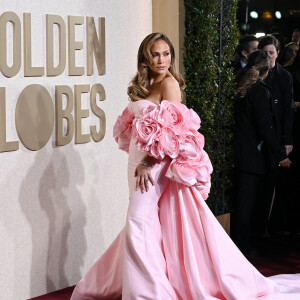 Jennifer Lopez - Photocall de la 81ème cérémonie des Golden Globes au Beverly Hilton à Los Angeles le 7 janvier 2024.