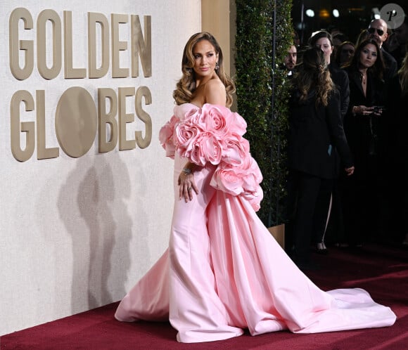 Jennifer Lopez - Photocall de la 81ème cérémonie des Golden Globes au Beverly Hilton à Los Angeles le 7 janvier 2024.