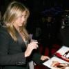 Jennifer Aniston signe quelques autographes à ses fans, à la sortie de la projection de son film, The Bounty Hunter.
