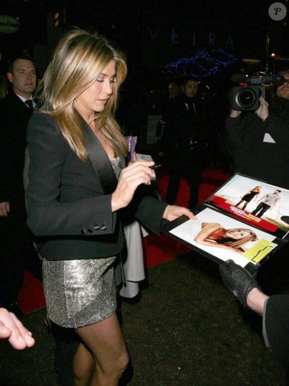 Jennifer Aniston signe quelques autographes à ses fans, à la sortie de la projection de son film, The Bounty Hunter.