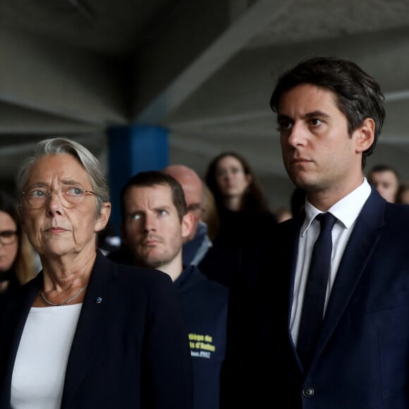 Il succède à Elisabeth Borne qui a remis sa démission la veille
Elisabeth Borne et Gabriel Attal apportent leur soutien à la communauté éducative et rendent hommage à Samuel Paty et Dominique Bernard au collège du Bois d'Aulne à Conflans-Sainte-Honorine, proche de Paris, France, le 16 octobre 2023. © Stéphane Lemouton/Bestimage