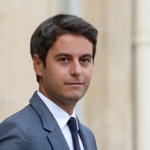 Le plus jeune Premier ministre a toute la confiance du chef de l'État qui croit en son "énergie" et son "engagement". Un parcours éclair donc pour le politique mais aussi une "image de gendre idéal" qui lui colle à la peau. 
Le ministre de l'éducation, Gabriel Attal à la sortie du conseil des ministres, au palais de l'Elysée, Paris, le 4 octobre 2023 © Stéphane Lemouton / Bestimage 