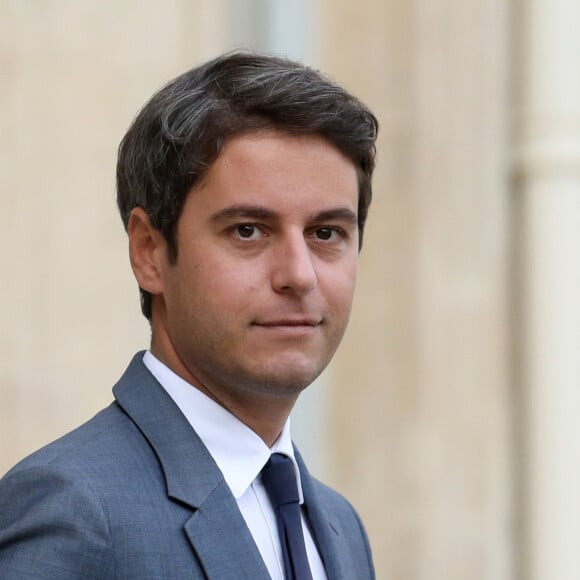 Le plus jeune Premier ministre a toute la confiance du chef de l'État qui croit en son "énergie" et son "engagement". Un parcours éclair donc pour le politique mais aussi une "image de gendre idéal" qui lui colle à la peau. 
Le ministre de l'éducation, Gabriel Attal à la sortie du conseil des ministres, au palais de l'Elysée, Paris, le 4 octobre 2023 © Stéphane Lemouton / Bestimage 