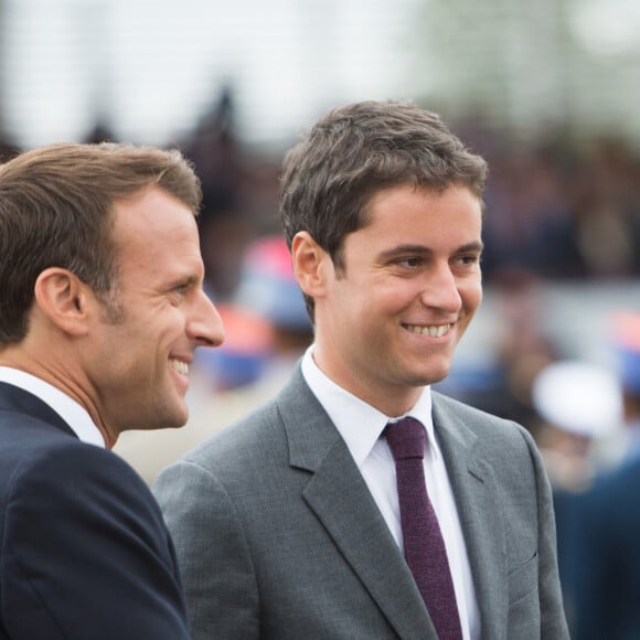 Nos confrères du Figaro explique que le bras droit d'Emmanuel Macron est un "jeune homme anxieux, qui carbure au Coca Zéro et à la cigarette électronique". Et "ne ratant aucune ligne de ce qui est raconté sur lui". 
Emmanuel Macron, président de la République Française, Gabriel Attal, secrétaire auprès du ministre de l'Education Nationale, lors du 139ème défilé militaire du 14 juillet sur les Champs-Elysées, jour de la Fête Nationale. Paris, le 14 juillet 2019. © Raphael Lafargue/Pool/Bestimage