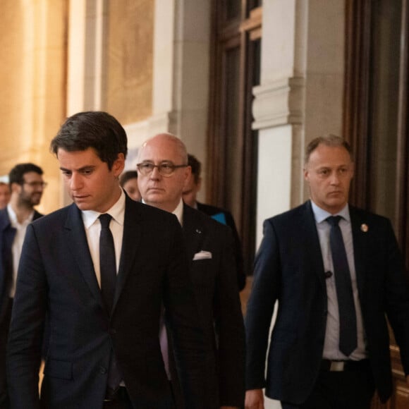 Plus d'une fois, Elisabeth Borne a été vue succombant à son addiction, vapotant dans l'hémicycle de l'Assemblée nationale. Jusqu'ici, Gabriel Attal, lui, a été plutôt discret. 
Gabriel Attal et Elisabeth Borne Paris, le 14 octobre 2023. © Jeanne Accorsini/Pool/Bestimage