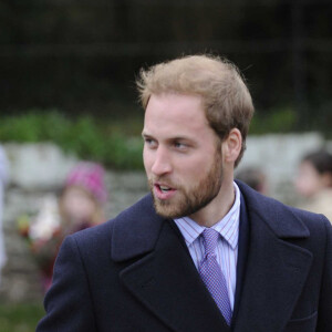 Et débarque avec une barbe conséquente à la traditionnelle messe de Noël de Sandringham
Prince William - Les membres de la famille royale lors de la traditionnelle messe de Noël à Sandringham le 25 décembre 2008