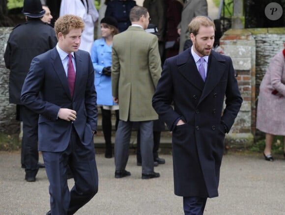 Son frère Harry n'avait pas encore adopté ce style
Les princes William et Harry - Les membres de la famille royale lors de la traditionnelle messe de Noël à Sandringham le 25 décembre 2008