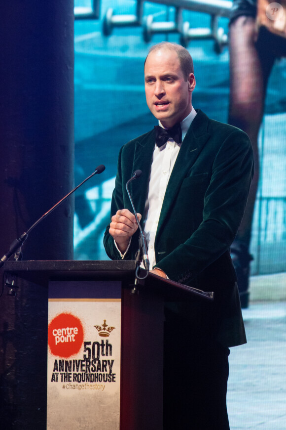 A l'époque, à l'âge de 26 ans, il tente un nouveau look 
Le prince William prononce un discours lors d'un gala à l'occasion du 50ème anniversaire de Centrepoint, à la Roundhouse de Camden, dans le nord de Londres, le 13 novembre 2019.