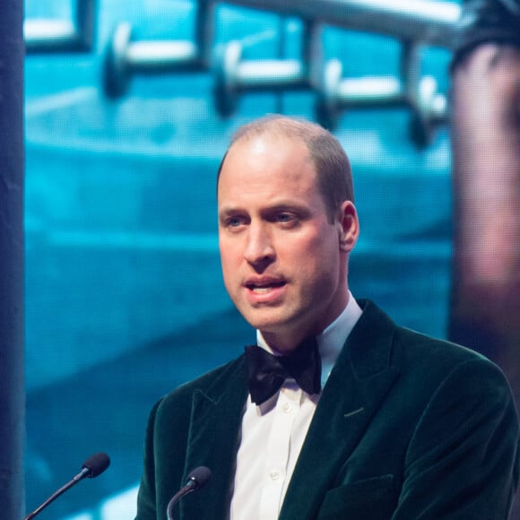 A l'époque, à l'âge de 26 ans, il tente un nouveau look 
Le prince William prononce un discours lors d'un gala à l'occasion du 50ème anniversaire de Centrepoint, à la Roundhouse de Camden, dans le nord de Londres, le 13 novembre 2019.