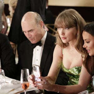 Selena Gomez, Taylor Swift et Keleigh Sperry ont partagé une conversation brûlante le soir de la 81e cérémonie des Golden Globes, le 7 janvier 2024.
Taylor Swift et Keleigh Sperry - 81e cérémonie des Golden Globes au Beverly Hilton à Los Angeles le 7 janvier 2024. © Sonja Flemming/Pool via USA TODAY NETWORK/SPUS/ABACAPRESS.COM