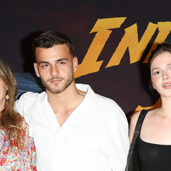 Benjamin Castaldi et sa femme Aurore Aleman, Simon Castaldi, Louise Aleman et Jade Aleman - Première du film "Indiana Jones et le Cadran de la destinée" au cinéma Le Grand Rex à Paris le 26 juin 2023. © Coadic Guirec/Bestimage
