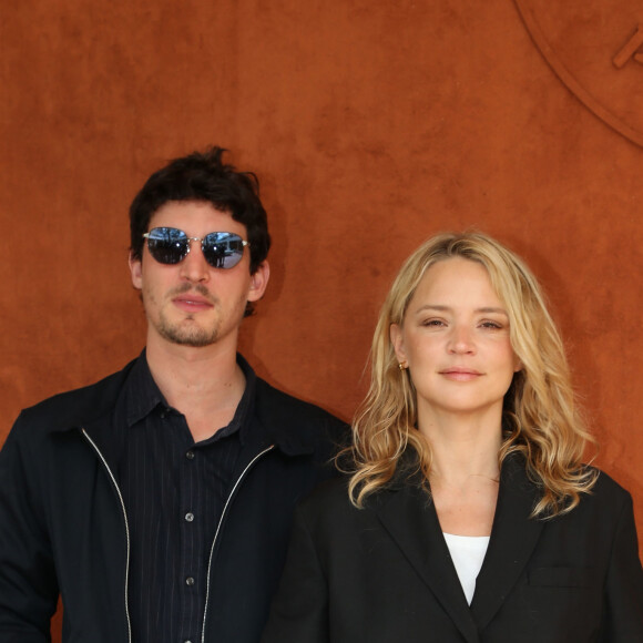 Virginie Efira et son compagnon Niel Schneider - Célébrités dans le village des internationaux de France de tennis de Roland Garros à Paris, France, le 8 juin 2019. ©Jacovides-Moreau / Bestimage 