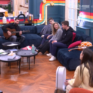 Les élèves restants de la Star Academy 2023 face à Kendji Girac : Héléna, Axel, Lénie et Julien. (Capture TF1)
