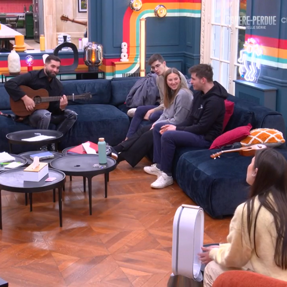 Les élèves restants de la Star Academy 2023 face à Kendji Girac : Héléna, Axel, Lénie et Julien. (Capture TF1)
