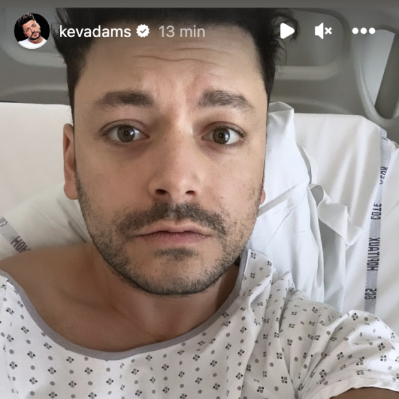 En partageant une photo de lui, il a évoqué une mystérieuse opération...
Kev Adams révèle avoir été hospitalisé d'urgence à Cannes. Instagram