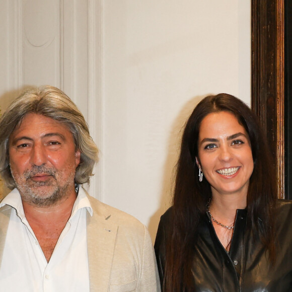 Exclusif - Anthony Delon, Arnaud Cornette de Saint Cyr, Anouchka Delon et Alain-Fabien Delon au cocktail à l'issue de la conférence de presse pour la vente de la collection Alain Delon chez Bonhams Cornette de Saint Cyr à Paris le 19 juin 2023. © Coadic Guirec/Bestimage