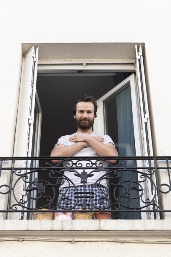 Ce qui lui permet donc de jouer torse nu sans complexe !
Exclusif - Amaury de Crayencour - Les people aussi sont chez eux pendant le confinement lors de l'épidémie de coronavirus (Covid-19) à Paris le 5 avril 2020. © Jack Tribeca / Bestimage