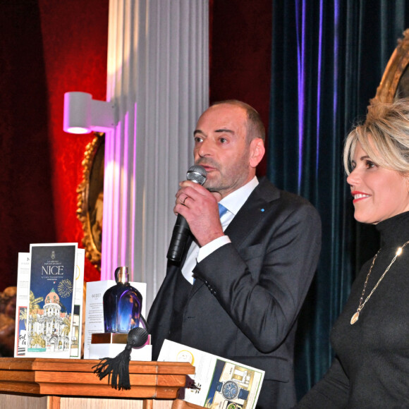 Exclusif - Lionel Servant, le directeur général de l'hôtel Negresco, et Laura Tenoudji Estrosi durant la présentation du 6eme guide des adresses incontournables by Laura Tenoudji Estrosi dans le salon Versailles de l'hôtel Negresco à Nice, le 15 décembre 2023. On connaissait "Laura du Web", dorénavant il faut aussi compter avec "Laura de Nice". Laura et ses bons tuyaux, va permettre aux futurs vacanciers descendus dans le mythique Palace niçois, le Negresco, de découvrir un petit guide avec des adresses niçoises et azuréennes incontournables, comme les restaurants : La Petite Maison, Nespo, le Bocacaccio ou encore Le Circé à Beaulieu, la nouvelle patisserie de Juliien Dugourd, les parfums Molinards ou le quartier des Antiquaires au port... Dans cette édition quelques nouveautés comme une interview d'Isabelle Adjani, qui nous dévoile ses coups de coeur niçois, mais aussi la reccette de la "salade niçoise" par son mari, Christian Estrosi, le maire de Nice... Avec Longchamp, Mercedes by My Car Côte d'Azur, les bijouteries Auberi, les bijoux APM Monaco, les Galeries Lafayette, comme partenaire et le Negresco, Laura sort son guide tous les semestres. D'un 4 pages pour sa première édition, les suivantes éditions ont grandi avec beaucoup plus d'adresses et donc beaucoup plus de feuillets qui se présentent en forme d'accordéon, facile à ranger et surtout pratique pour les touristes. Cette 6eme édition a été illustrée par l'artiste Marine de Quénetain. Durant cette présentation, le Negresco en a profité pour présenter le parfum "Negresco" créé par la maison Godet, et aussi annoncer l'ouverture de son Spa en février 2024. Ce guide est aussi en vente dans la boutique de l'hôtel, Jeanne, pour la somme de 5 euros qui seront reversés au profit de l'hôpital Lenval pour enfant. © Bruno Bebert/Bestimage 