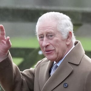 Son portrait officiel vient d'être dévoilé. Il sera placardé dans les établissements publics tels que les écoles, les tribunaux et les commissariats
Le roi Charles III d'Angleterre - Les membres de la famille royale britannique lors de la messe dominicale en l'église St-Mary Magdalene à Sandringham, le 7 janvier 2024. 