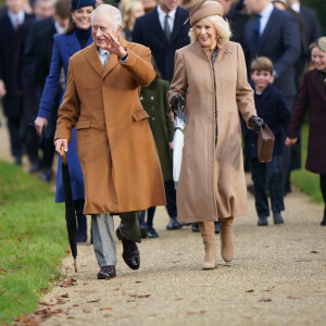 Le roi Charles III d'Angleterre et Camilla Parker Bowles, reine consort d'Angleterre, le prince William, prince de Galles, et Catherine (Kate) Middleton, princesse de Galles, avec leurs enfants le prince George de Galles, la princesse Charlotte de Galles et le prince Louis de Galles.